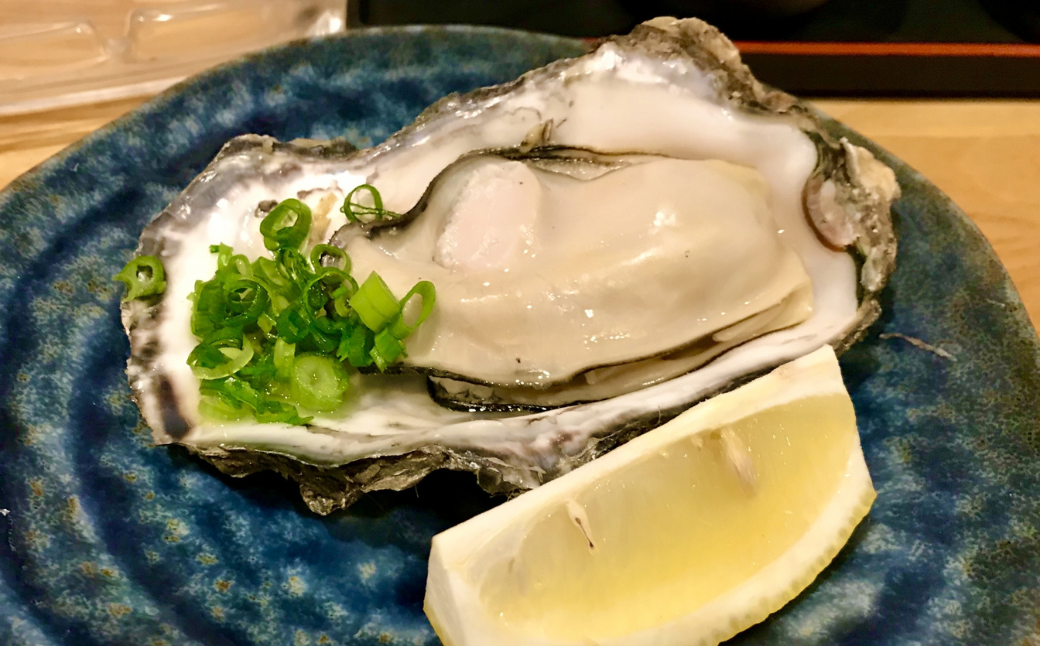 【先行予約】【10月中旬から順次発送】カキ 殻付き 2年貝 約4kg（40個前後） 佐呂間産 ［2回定期便］ SRMA042