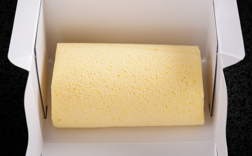道産素材にこだわった老舗菓子店のしっとりスフレロールケーキ 1本（約12cm） SRMJ081