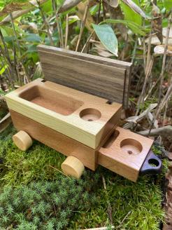 鉄印２１号と専用ケース（最後尾車両）＆線路の輪切り en01-00010