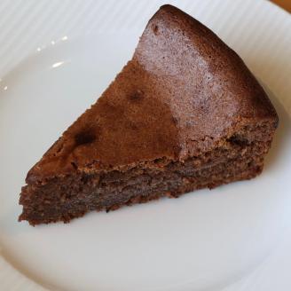 洋風居酒屋サルーテ　冷凍ケーキセット (直径18cm×2種) ( ふるさと納税 ケーキ 冷凍ケーキ チーズケーキ ガトーショコラ 洋菓子 スイーツ 北海道 遠軽町 洋風居酒屋　サルーテ ) en01-00148