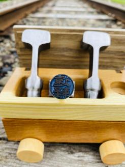 鉄印２１号と専用ケース（中間車両）＆線路の輪切り en01-00009