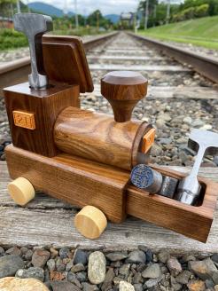 鉄印２１号と専用ケース（先頭車両）＆線路の輪切り en01-00008