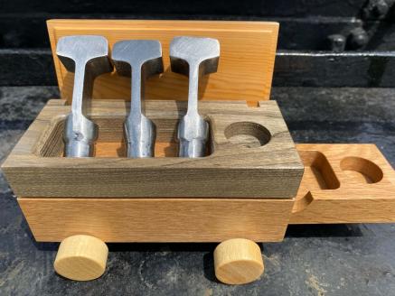 鉄印２１号と専用ケース（中間車両）＆線路の輪切り en01-00009