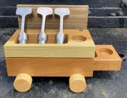 鉄印２１号と専用ケース（最後尾車両）＆線路の輪切り en01-00010