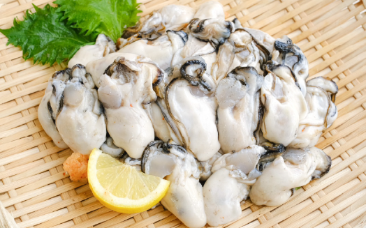 ≪先行予約2024年11月から発送≫北海道オホーツク産　牡蠣むき身1kg（むき身500ｇ✕2）　牡蠣　かき　カキ　むきみ　サロマ湖　さろまこ　湧別町　ゆうべつ　海のミルク