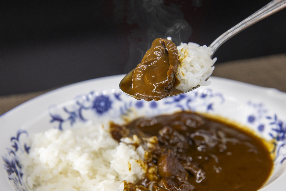 北海道 豊浦 噴火湾産 ホタテカレー 180g×2缶【贈答用・化粧箱入り】 TYUAD028