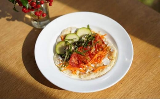 ＜2025年12月上旬よりお届け＞北海道壮瞥産 大作農園の「寒締めちぢみほうれん草」5袋と「セミドライトマトオイル漬け」1瓶（110g）のセット SBTR007