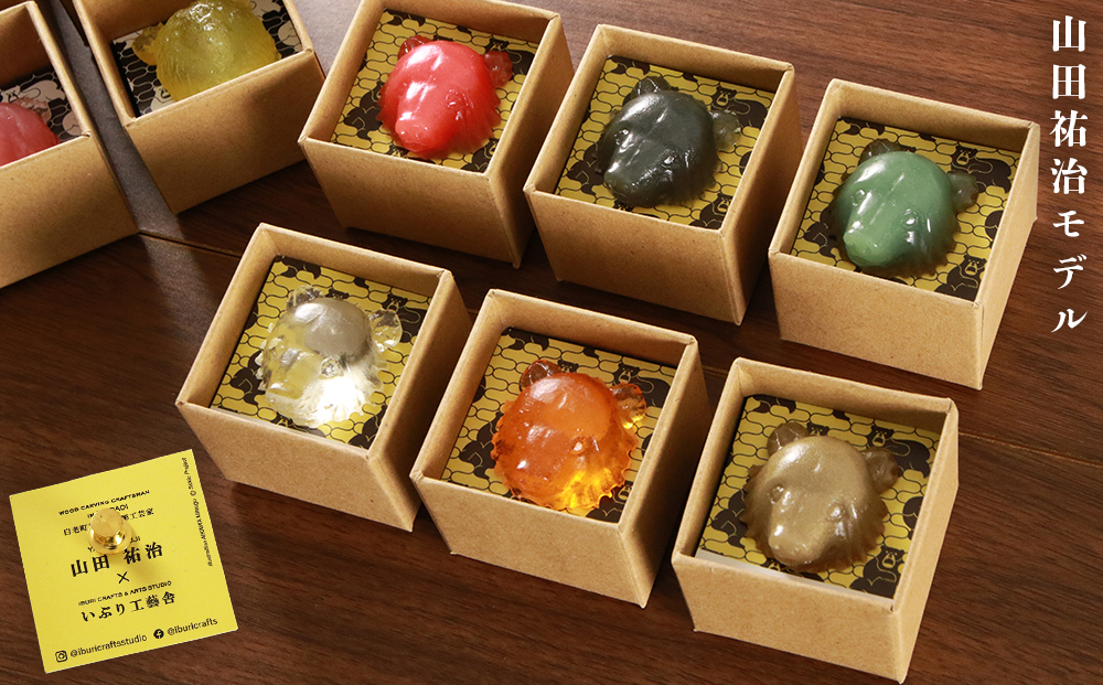 【12月20日決済確定分まで年内発送】白老 熊マスクピンバッヂ 2個セット＜木彫工芸家 山田祐治・能登康昭 各デザイン1点ずつ＞