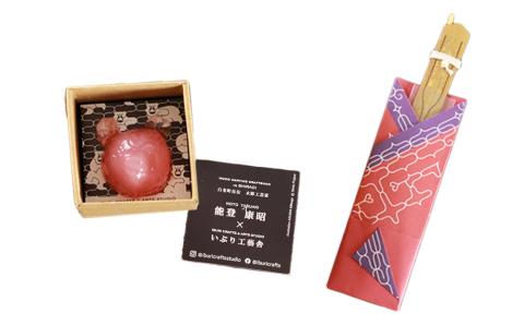 【12月20日決済確定分まで年内発送】アイヌの口琴～ムックル～ ×白老 熊マスクピンバッヂ＜能登康昭コラボ＞