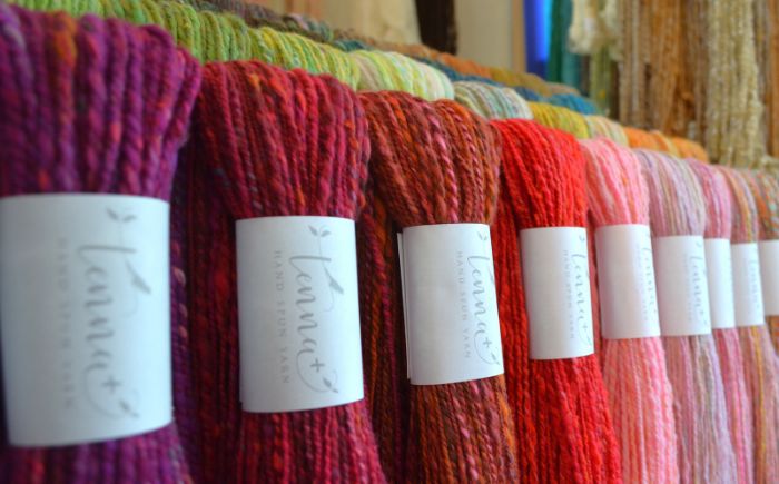 手つむぎ毛糸 ミニマフラー 製作キット 林と空の色セット《厚真町》【tenna+】 手つむぎ 手紡ぎ 手紡ぎ毛糸 毛糸 ウール 羊毛 手芸 手づくり ハンドメイド 北海道 [AXAY002]