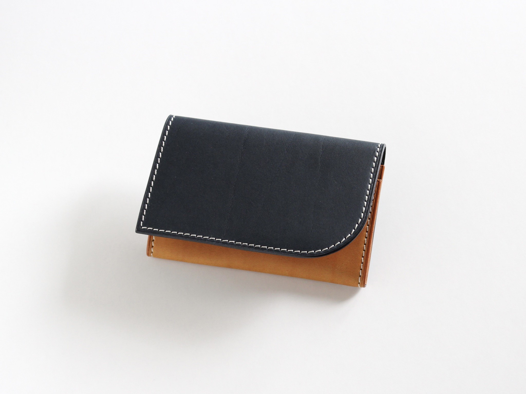 tanikoオリジナル 名刺入れ（メインカラー紺×サブカラーキャメル）《厚真町》【Taniko leather】 革 革小物 レザー 作家物 長財布 財布 名刺 名刺入れ ケース ギフト 北海道 [AXAP011]