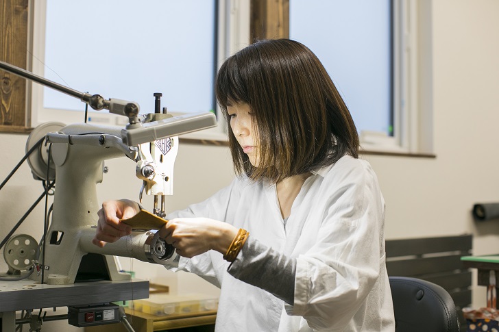 tanikoオリジナル 名刺入れ（メインカラー赤茶×サブカラー焦茶）《厚真町》【Taniko leather】 革 革小物 レザー 作家物 長財布 財布 名刺 名刺入れ ケース ギフト 北海道 [AXAP012]