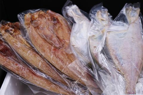 【北海道】特大サイズ！あつまの干物2種（ホッケ3枚・カレイ3枚）《厚真町》【有限会社カネサ斉藤水産】 ほっけ ホッケ カレイ 海鮮 干物 特大 セット 冷凍配送 北海道 [AXAK007]