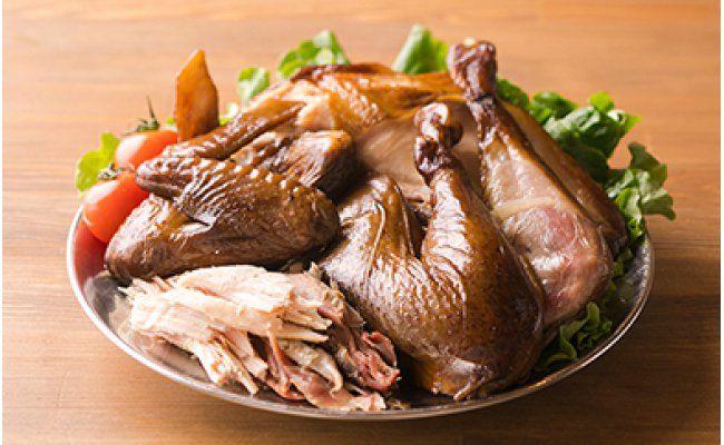 安心安全な平飼い飼育 絶品スモークチキン 1本《厚真町》【テンアール株式会社】 チキン スモークチキン 燻製 鶏 鶏肉 平飼い 冷蔵配送 北海道 [AXAN018]