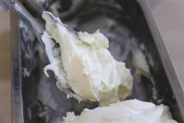 落葉樹色のジェラート 4L ななつぼしミルク《厚真町》【株式会社クーバル】ジェラート アイス ミルク バニラ 米粉 スイーツ 大容量 業務用 北海道[AXBQ002]