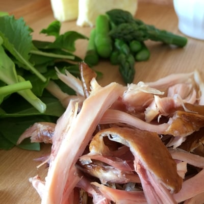 放し飼い鶏のスモークチキン700g前後【配送不可地域：離島】