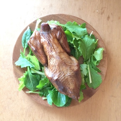 放し飼い鶏のスモークチキン700g前後【配送不可地域：離島】