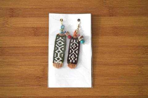 アイヌ伝統工芸士が作る「エムシアッ編みの耳飾り(ピアス)」2個入[44-1179]