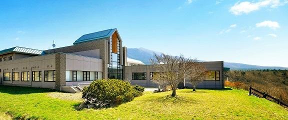 ＜日高山脈襟裳十勝国立公園＞　北海道様似町アポイ岳ガイドツアー 2泊5食付き（令和6年11月8日～10日実施）　新千歳空港送迎有（1名様）