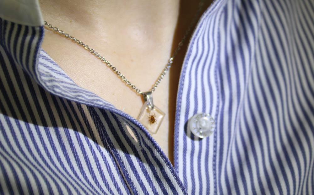 もう離さない！離れない！ マダニネックレス