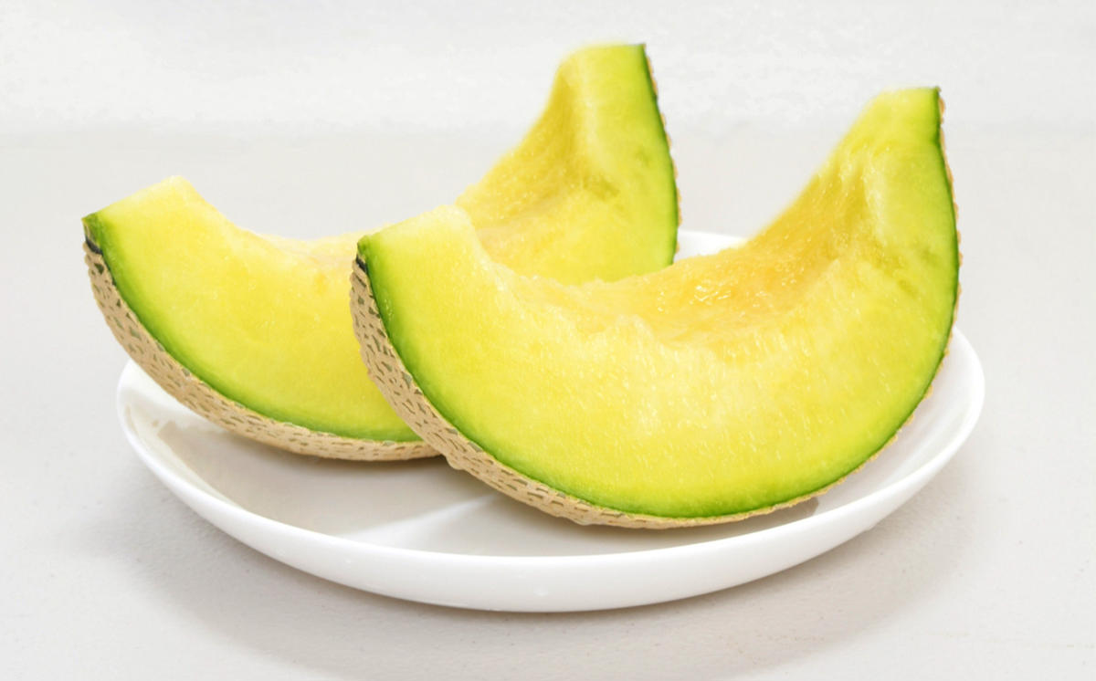 ＜ 2025年7月中旬より発送 ＞ 北海道産 メロン 赤肉 青肉 各1