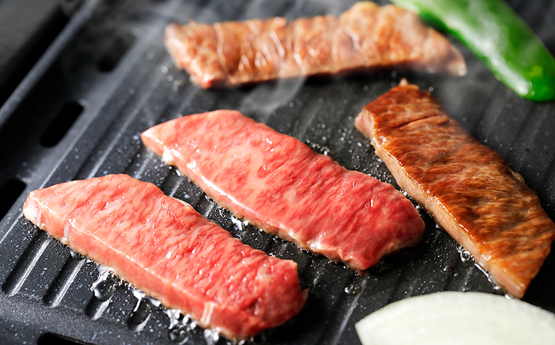 十勝ハーブ牛 カルビ 焼肉用 500g 北海道産 牛肉 赤身 国産 旨味を逃さないスキンパック包装 キャンプ アウトドア バーベキュー BBQ