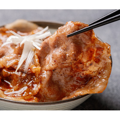 鹿追産 自然放牧黒豚 十勝名物 豚丼セット(ロース200g×3・肩ロース200g×2・たれ1本)【配送不可地域：離島】