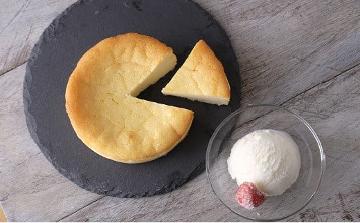 十勝産生乳の旨み！アイスクリーム(80ml×10個)とカマンベールチーズケーキのセット[C1-4C]