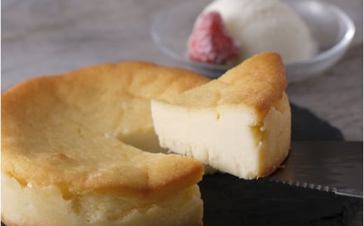 十勝産生乳の旨み！アイスクリーム(80ml×10個)とカマンベールチーズケーキのセット[C1-4C]