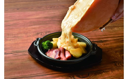 花畑牧場 十勝産生乳 ラクレットハーフカット 不定貫 （約2.3kg-約2.7kg） ラクレット チーズ ハーフ ラクレットチーズ 冷蔵 国産 北海道 中札内村 [P3-1]