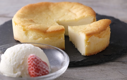 十勝産生乳の旨み！アイスクリーム(80ml×10個)とカマンベールチーズケーキのセット[C1-4C]