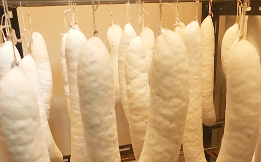 大樹町産　ケンボロー・ホエー豚　白カビサラミソーセージ　2本【配送不可地域：離島】