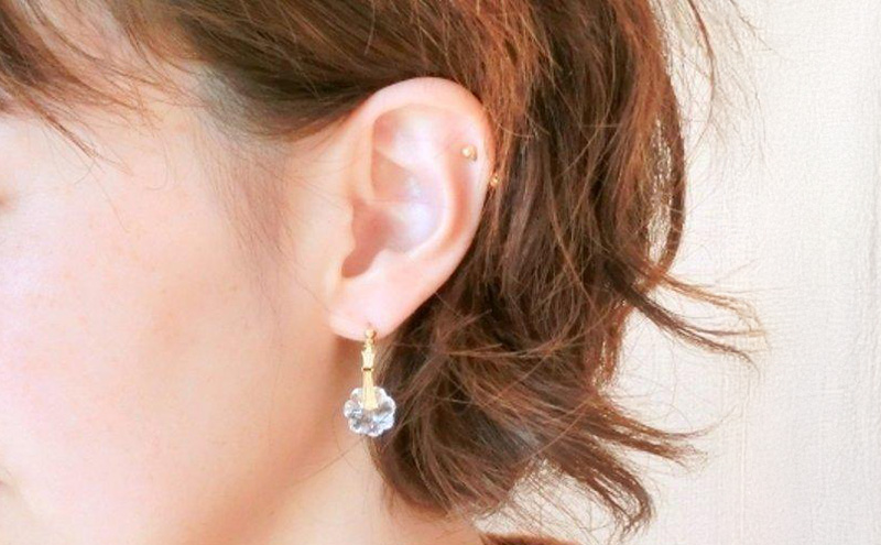 snowdrop ピアス クリスタル アクセサリー 1個 【お花 シンプル 可愛い ハンドメイド 手作り  職人 透明感 上品 華やか ドレス 大人な雰囲気 ギフト プレゼント ラッピング 結婚式】