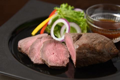 北海道 国産 十勝 ローストビーフセット 700g 小分け 3パック 冷蔵 国産牛 ローストビーフ お中元 お歳暮 ギフト 贈答 無添加 ローストビーフ タレ付き