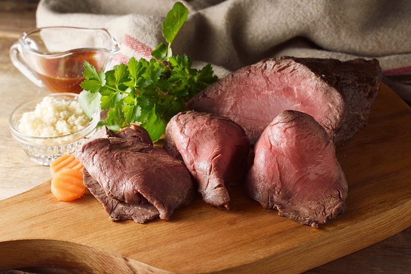 北海道 国産 十勝 ローストビーフセット 950g 小分け 3～4パック 冷凍 国産牛 お中元 お歳暮 ギフト 贈答 無添加 ローストビーフ タレ付き