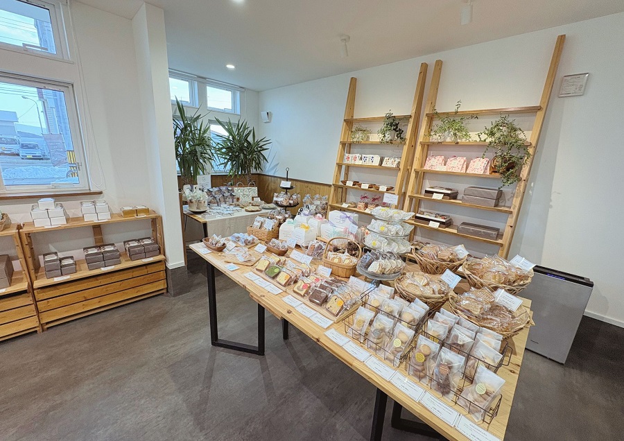 ロールケーキとプチスイーツセット