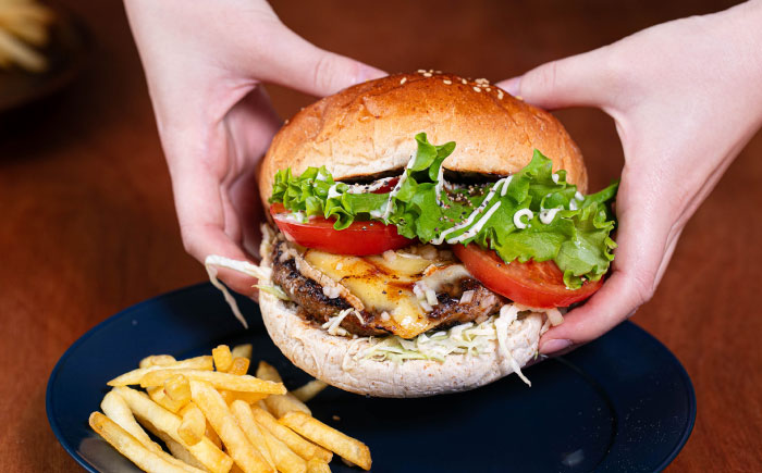 【4月1日から順次発送】【しあわせチーズ工房】ラクレット使用！ハンバーガー＆コロッケ 各2個（計4個）《足寄町》【Woody bell】　 [BEBM006] 各2個（計4個）