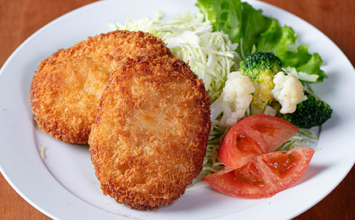 【4月1日から順次発送】【しあわせチーズ工房】ラクレット使用！ハンバーガー＆コロッケ 各2個（計4個）《足寄町》【Woody bell】　 [BEBM006] 各2個（計4個）