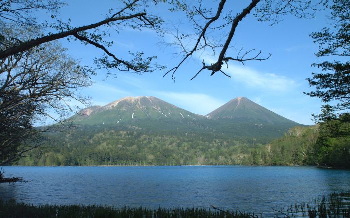 【ペア】北海道十勝 オンネトー 湯の滝 ネイチャートレッキング バーベキュー ツアー 《足寄町》 【Slow Travel HOKKAIDO】 北海道旅行 旅行 夏休み 体験 アクティビティ ハイキング アウトドア 散歩 自然 植物 BBQ 滝[BEAY010]