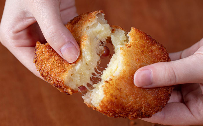 【4月1日から順次発送】【しあわせチーズ工房】ラクレット使用！しあわせコロッケ 6個 《足寄町》【Woody bell】 [BEBM004] 6個