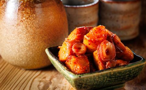 【12/21まで年内発送】みなとのタコキムチ＜北海道釧路町 昆布森産タコ使用＞ 300g×1パック【配送不可地域：離島】