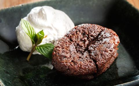 お菓子詰め合わせ セット(人気 半熟 フォンダ ショコラ 8コ)＜北海道のおすすめスイーツセット＞【配送不可地域：離島】