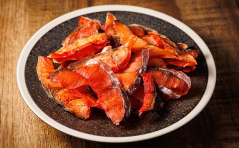 【12/21まで年内発送】＜北海道産＞秋鮭(サケ)のみを使用した「鮭とばスライス」150g×4個【配送不可地域：離島】