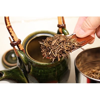 くしろ夕焼けのほうじ茶(100g)×4個と抹茶ソフト引換券2枚付き