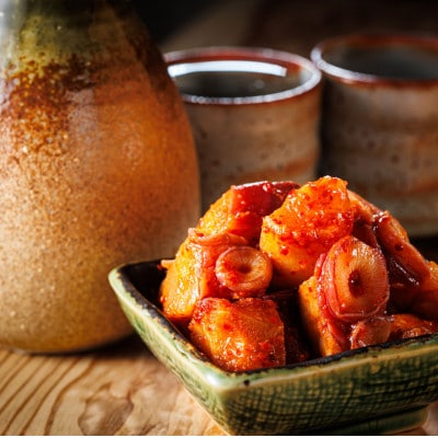 【毎月定期便】みなとのタコキムチ＜北海道釧路町 昆布森産タコ使用＞ 300g×2パック　全3回【配送不可地域：離島】