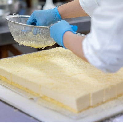 【毎月定期便】クランツ国誉店の濃厚チーズケーキ 200g×2本全2回【配送不可地域：離島】