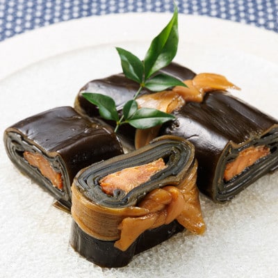 【毎月定期便】北海道産昆布で鮭を丁寧に巻いた昆布巻き(1本×4袋)全4回