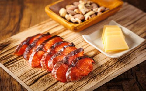 【12/21まで年内発送】＜北海道産＞秋鮭(サケ)のみを使用した「鮭とばスライス」150g×2個【配送不可地域：離島】