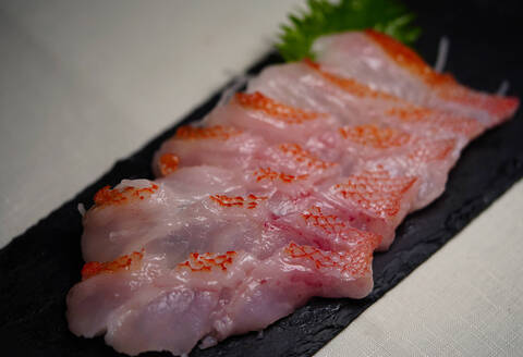 北海道産 キンキ(メンメ)の湯霜造り刺身・海鮮丼　70g×2パック＜冷凍＞【配送不可地域：離島】