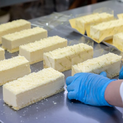 【毎月定期便】クランツ国誉店の濃厚チーズケーキ 200g×2本全4回【配送不可地域：離島】